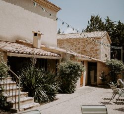Lieu de mariage et de Séminaire en Provence, bastide en pierres logement pour 100 personnes au domaine de puyharas